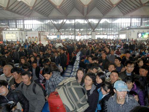 2014年1月4日，苏州，苏州火车站候车大厅内人潮涌动