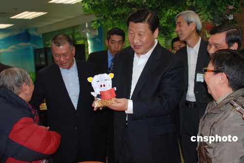 　　2009年1月10日，时任国家副主席习近平视察澳门街坊总会。在场活动的老者向习近平赠送折纸牛，祝牛年吉祥如意。中新社发黄少华摄