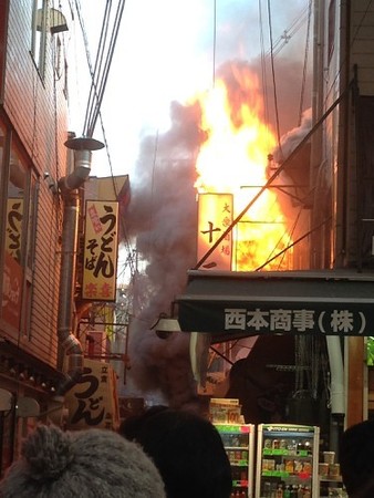 日本大阪一餐饮店引发大火火势蔓延1000平米