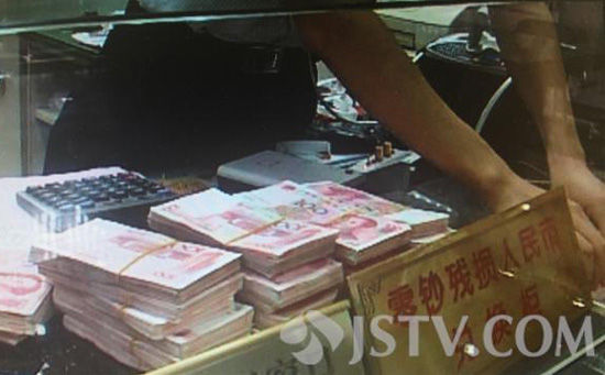 南京市民取120万现金买房 警察全程护送(图)