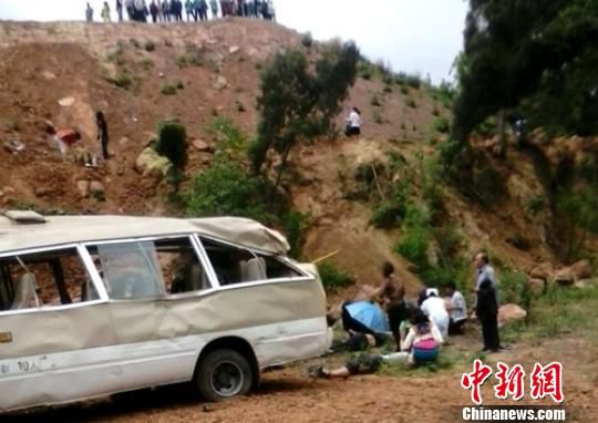 四川中江一中巴车发生车祸车上有19名学生