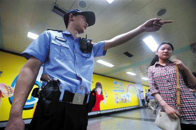 昨日，民警带枪在1号线东单地铁站内进行巡逻。新京报记者