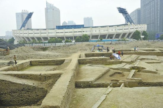 成都体育中心遗址现场发掘出的水渠和唐代院落。