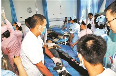 四川山体塌方致10死19伤 医院院长义诊途中遇难