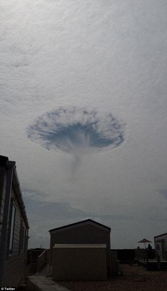 英国天空现巨大“云洞”奇观 十分怪异(图)