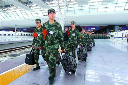 上海籍新兵奔赴军营 1万多人报名六成大学生