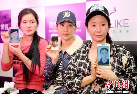 来自浙江的宓圆圆、山西的靳魏坤、深圳的陈怡丽，11日在广州美莱医疗美容医院向专家和媒体记者们哭述遭遇，寻求帮助。　刘卫勇　摄