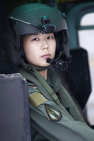 台陆军拍摄2015年“招募月历”3名女将亮相（图）