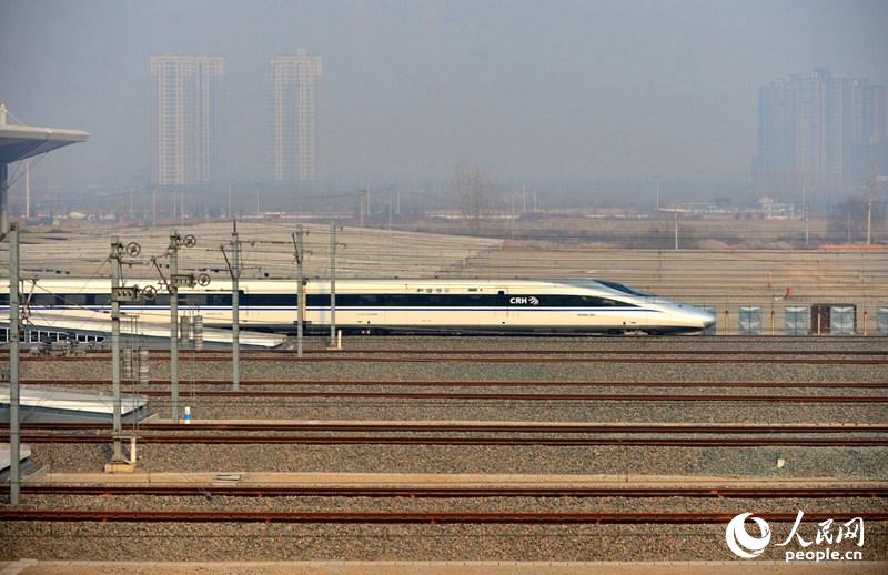 2015年2月6日，一列郑西高铁动车组列车驶出西安北站。