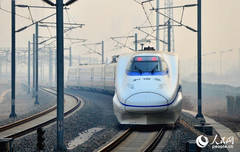 2015年2月6日，一列郑西高铁动车组列车驶出西安北站。
