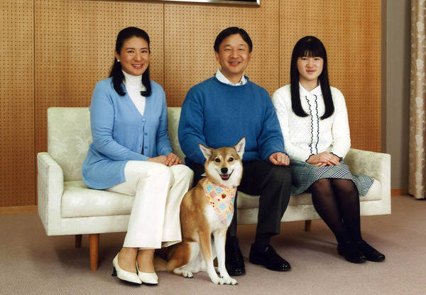 日本皇太子德仁（中）与妻子雅子（左）及长女爱子11日在住处研宫合照图片来自路透社