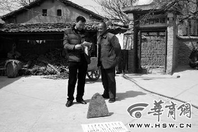昨日，商洛市博物馆工作人员（左）向李老汉讲解最近出台的《陕西省群众保护文物奖励办法》 华商报记者陈永辉摄