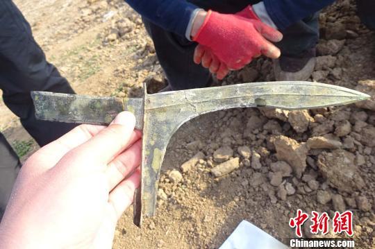 河南发掘战国至东汉墓葬群 出土罕见青铜剑戈