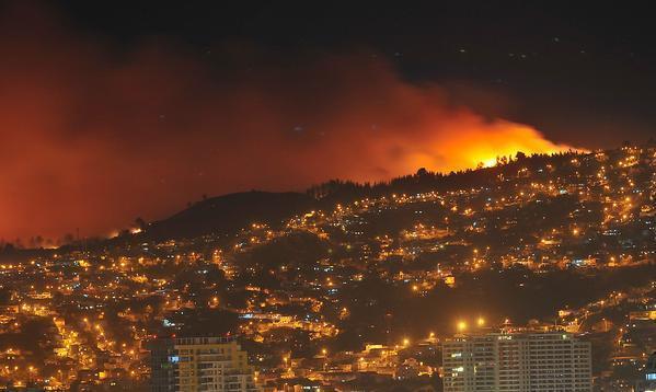 组图：智利森林大火蔓延火光冲天 逼近历史名城