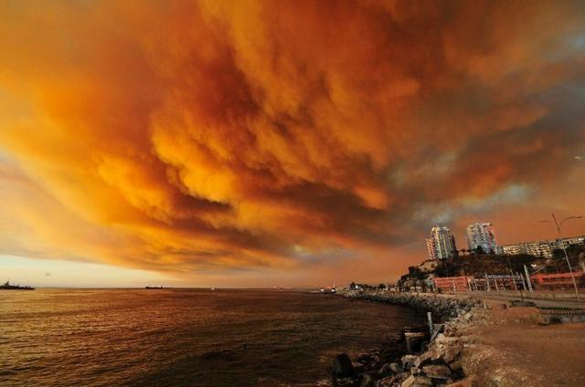 组图：智利森林大火蔓延火光冲天 逼近历史名城