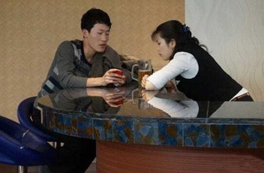资料图片：朝鲜的求婚文化开始变化，最近最受年轻人欢迎的求婚礼物却是手机。