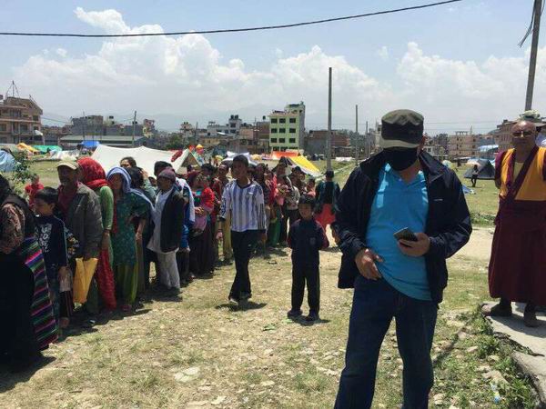 5月2日，中国驻尼使馆赴博达塔在尼藏胞聚居区临时搭建的帐篷点慰问、发放救灾物资。