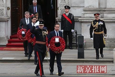 英国首相卡梅伦向和平纪念碑献上红色花环，以示对二战中逝去的士兵和民众的哀思。新京报记者 薛珺 摄