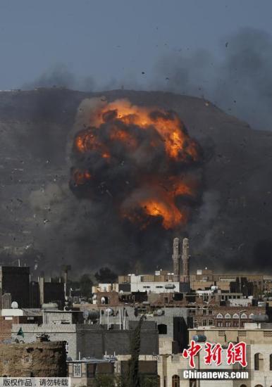 当地时间2015年5月12日，也门萨那，胡塞武装控制的一处军事据点遭空袭，空中升起滚滚黑烟。