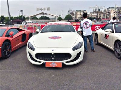 昨日，市交管局与多家汽车俱乐部发起倡议，号召“拒绝飙车”。 新京报记者 郭超 摄