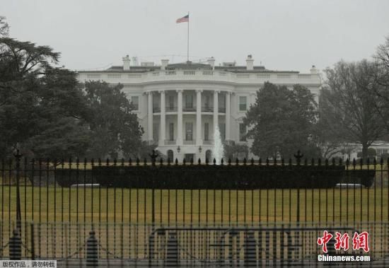 　　资料图：此前，当地时间1月26日，负责美国总统人身安全保护工作的美国特勤局，在白宫院内的地面上发现一个小型无人驾驶飞行器。