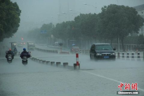 5月18日中午，浙江绍兴市区遭暴雨袭击，乌云笼罩整个市区上空，白昼如夜。