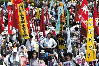 5月1日，日本东京，日本全国工会联合会成员劳动节举行游行，要求改善工作环境并加薪。