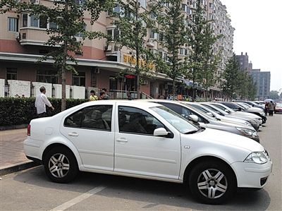 5月27日，东城区新景家园西门，备案仅20个车位的停车场停了80余辆车。