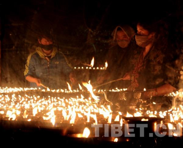 萨嘎达瓦节首日清晨，千佛崖燃灯房内点燃了上万盏酥油灯。摄影：张丽娜