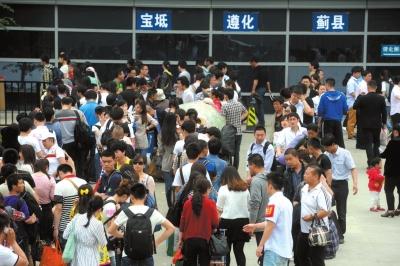 2014年5月1日，旅客在北京四惠长途车站等候上车。2014年，北京长途汽车实行网上购票（资料图片）京华时报记者陶冉摄