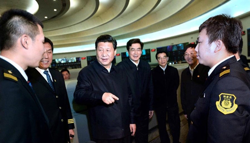 2014年2月25日，中共中央总书记、国家主席、中央军委主席习近平到北京市考察。这是习近平在市轨道交通指挥中心调度指挥大厅向工作人员了解轨道交通运行情况。