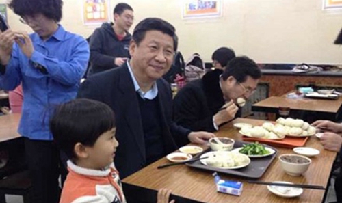 2013年12月28日，习近平总书记在北京一家包子铺。