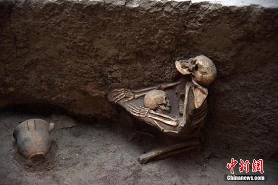 青海现4000年前地震场景遗址：母亲护子双双身亡