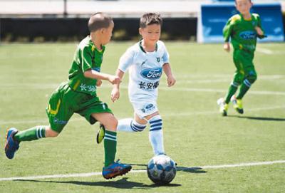 图为8月4日，小球员们在未来之星杯青少年足球选拔赛杭州站比赛上拼抢。