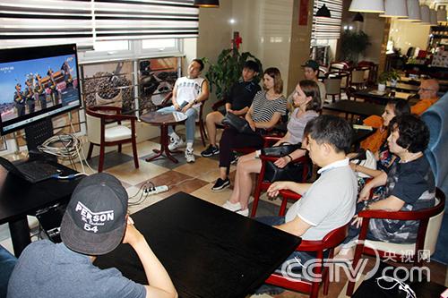 9月3日上午，天津外国语大学不少外国留学生自发地围坐在电视机前观看中国阅兵式，“90后”韩国留学生赵相炫和家人也在其中。（央视网记者 郭城 摄影）