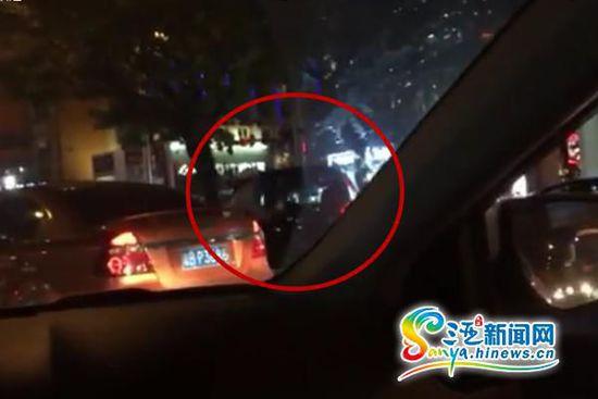 目击者拍摄视频显示，一辆无牌越野车被交警拦停(红圈内为涉事越野车)。视频截图