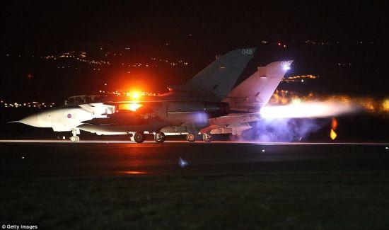 周四凌晨，两架“狂风”战斗机在英准备飞赴叙利亚