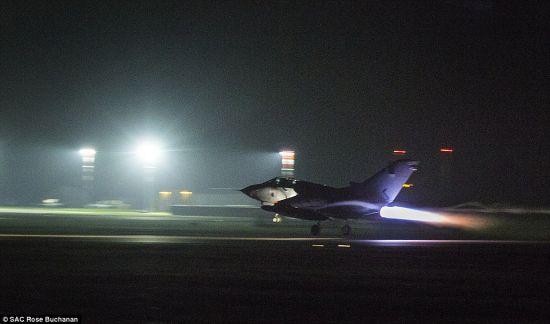  “狂风”（Tornado）GR4战斗机从诺福克郡的马利姆空军基地起飞，头两架战机已击中ISIS控制的一个油田 