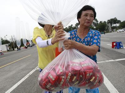在韩国的“脱北者”用气球向朝鲜发巧克力派。