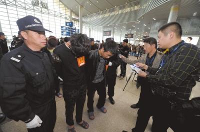 警方包机押300名嫌犯 涉2亿余元电信网络诈骗案